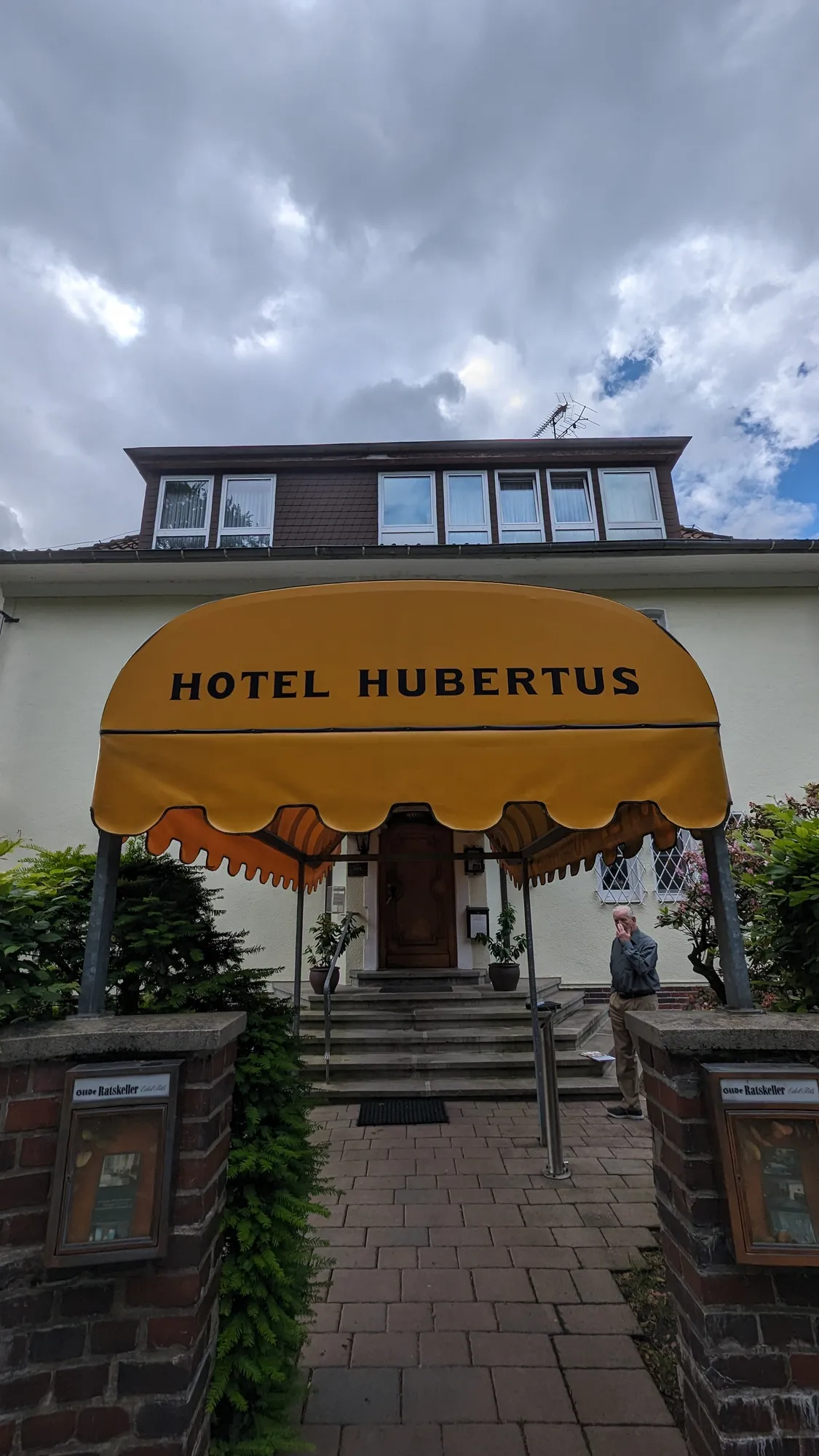 Korbmarkise für einen Hoteleingang — Vorher