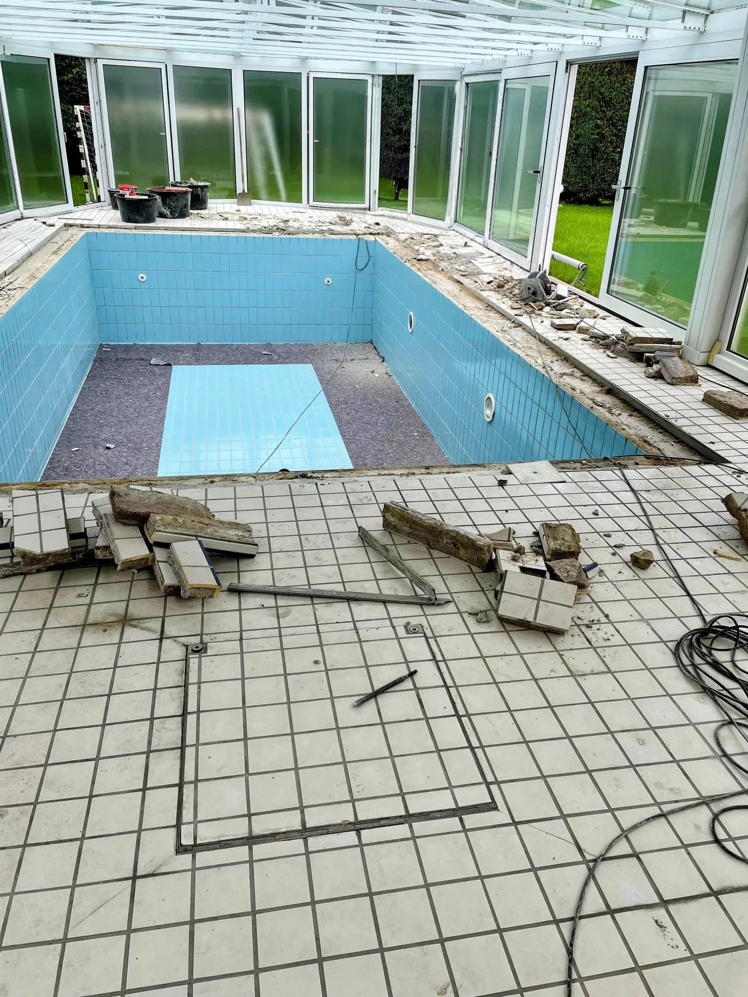 Pool-Neugestaltung mit Mosaikfliesen — Bild 1