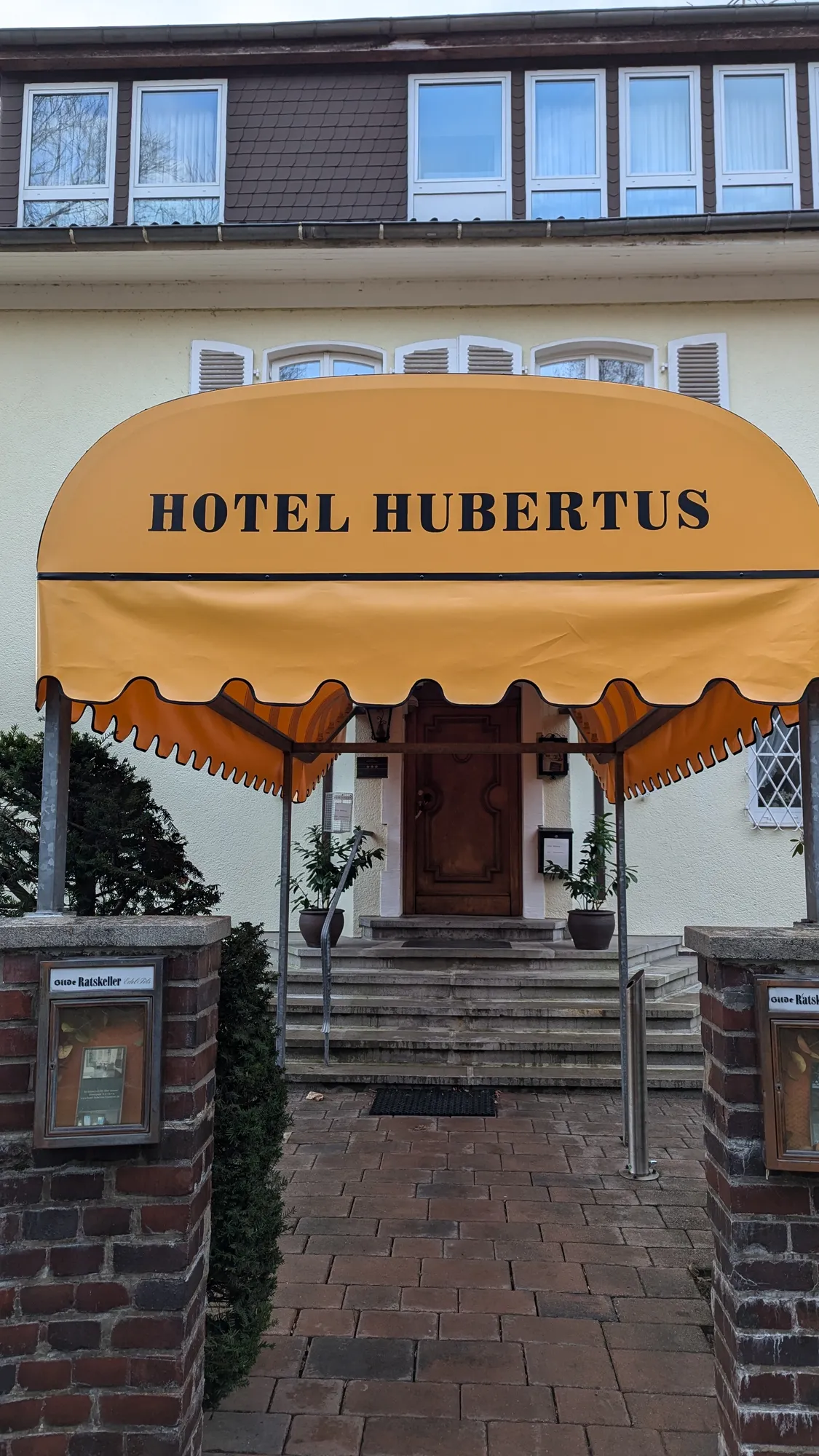 Neu montierte Korbmarkisen über den Fenstern einer Hotelfassade