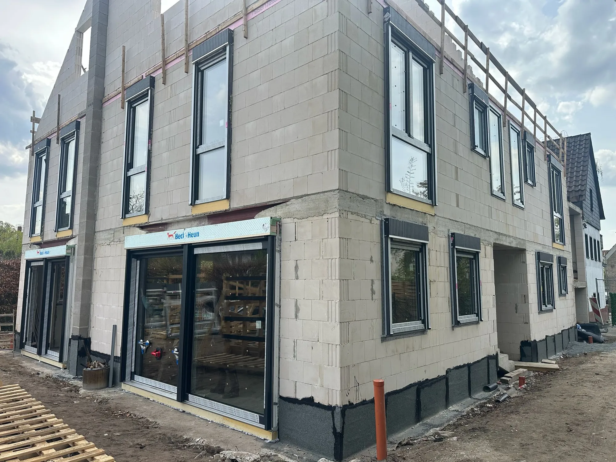 Neubau mit frisch gesetzten Fenstern im Rohbau